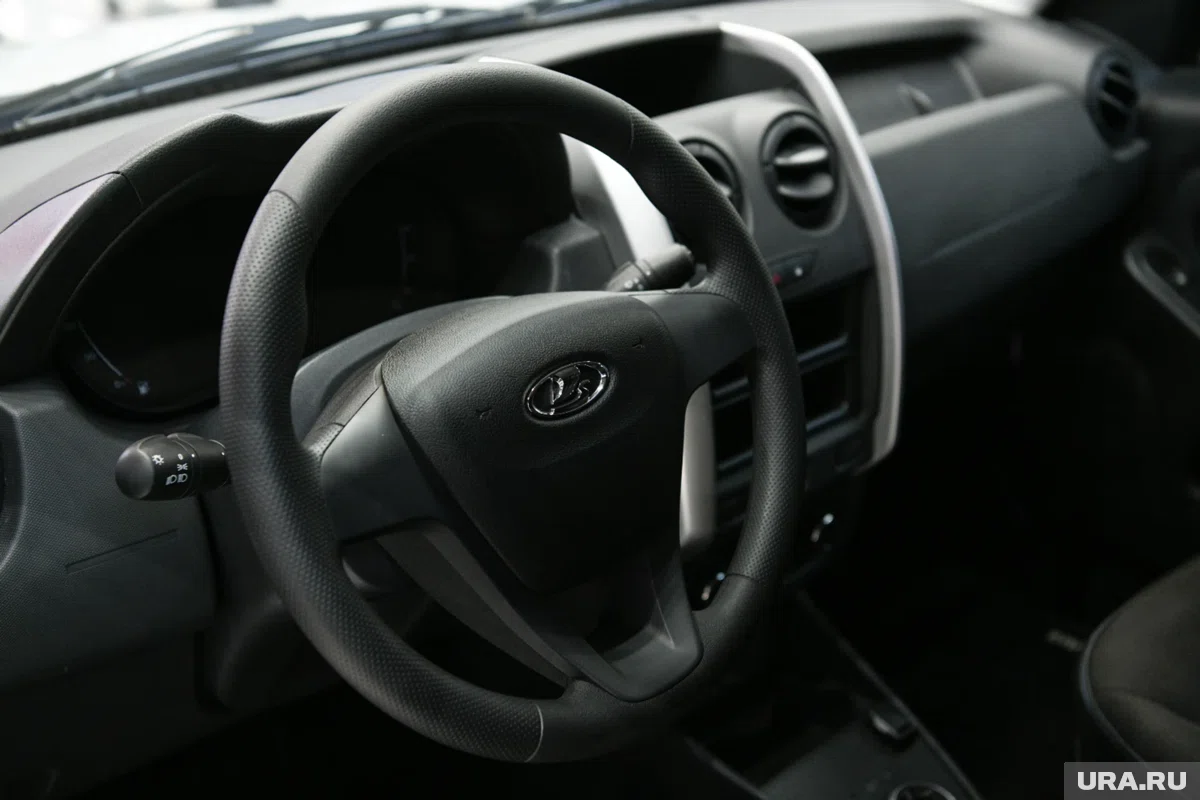 Автомобили выставили на торги по символическим ценам