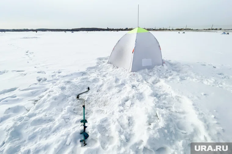 Пропавшего рыбака ищут спасатели