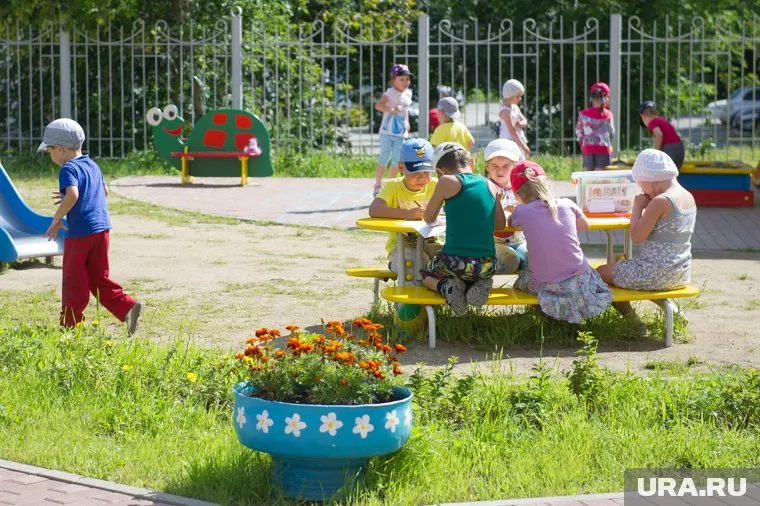 В Надыме ребенок сбежал с территории детсада и попал под машину