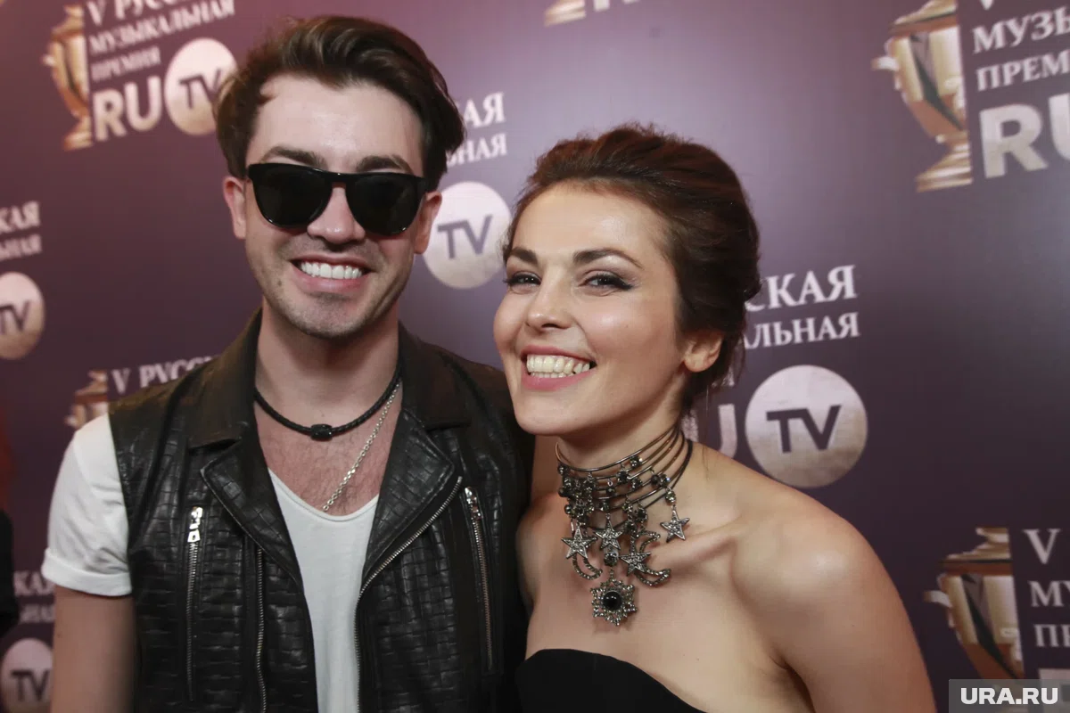 Қырықтан асқан жалаңаш әйелдер Бірнеше жігіт желіде кеудесі үлкен әйелмен жыныстық қатынасқа түседі