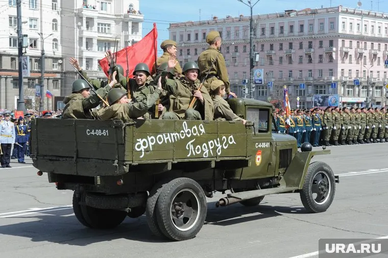 Возложение венков к Вечному огню и торжественное построение челябинского гарнизона в честь Дня Победы.  Акция "Бессмертный полк". Челябинск