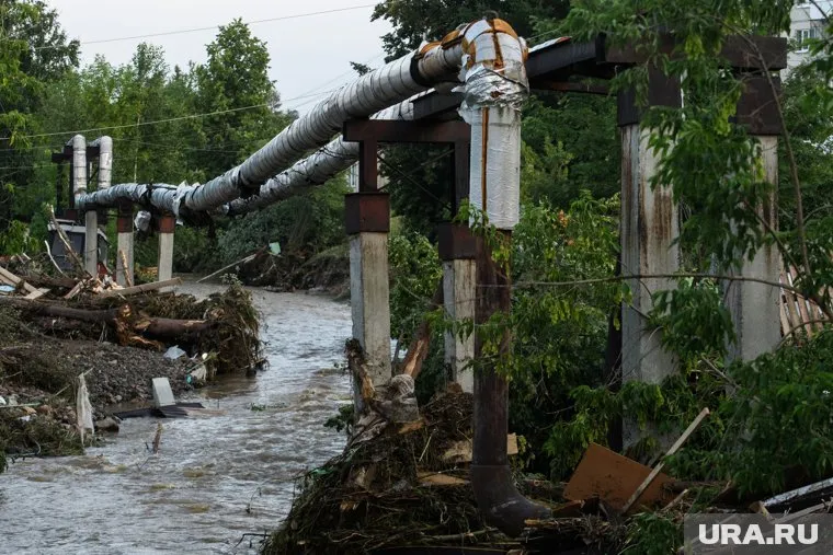 Жители недовольны, что трубы проходят через их дворы