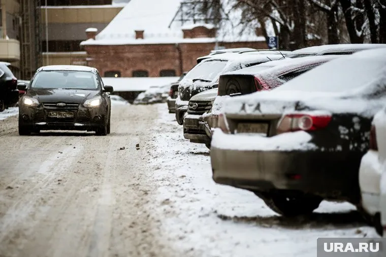 Водителей будут чаще штрафовать за проезд по обочине и парковке