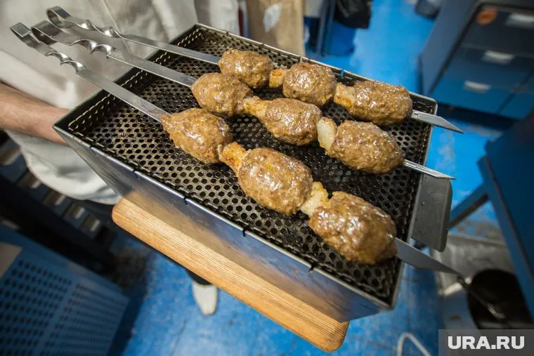 В кафе не было централизованной системы водоснабжения и канализации, а персонал работал без медкнижек