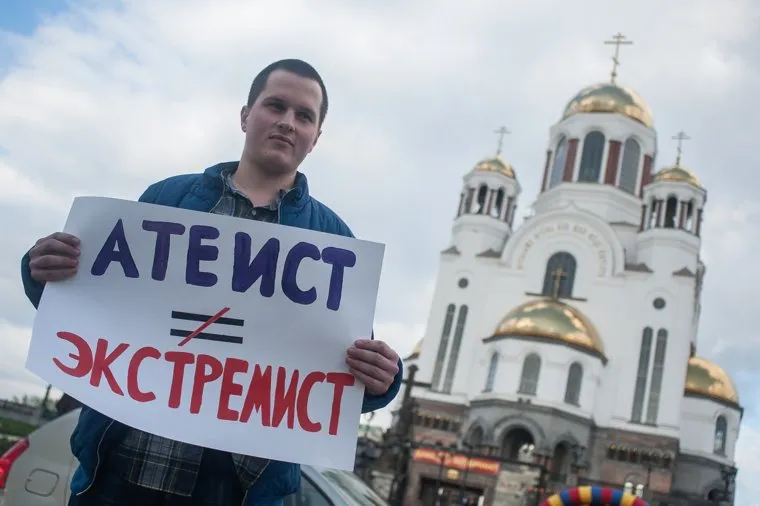 Одиночные пикеты в поддержку Руслана Соколовского. Екатеринбург, одиночный пикет, храм на крови, пикет в поддержку соколовского