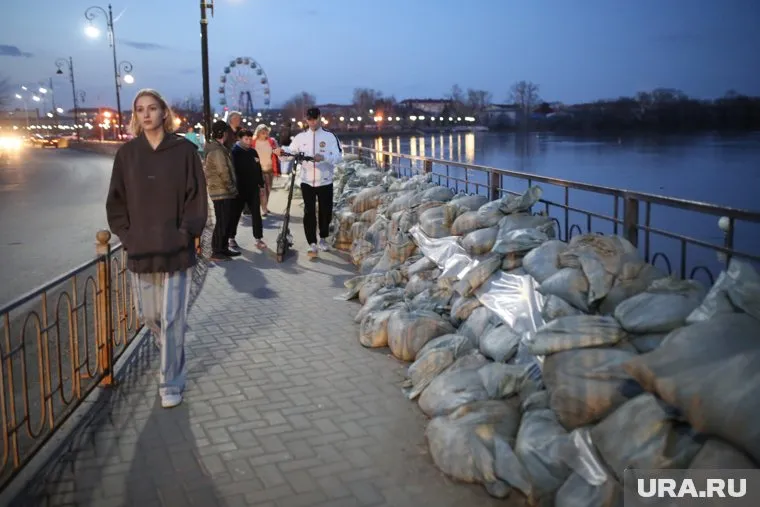 Для защиты населенных пунктов сооружаются дамбы