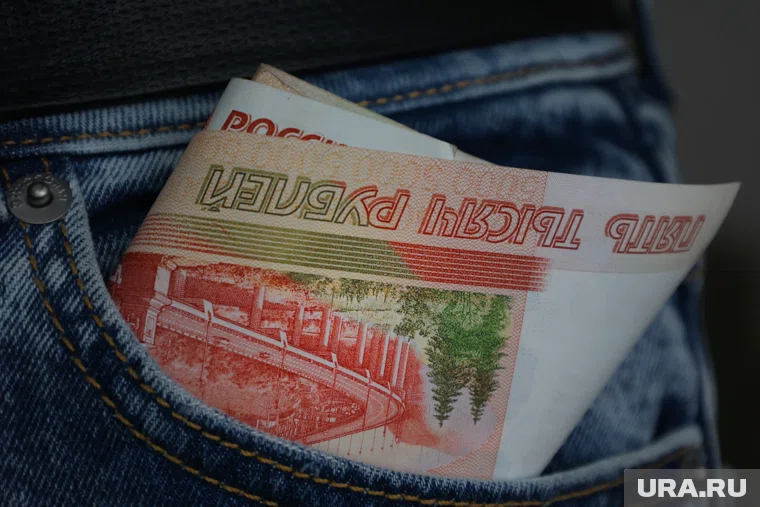 Женщина похитила 20 тысяч рублей, пока её подруга спала