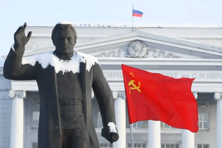 Митинг сталинистов возле памятника Кирову. Екатеринбург