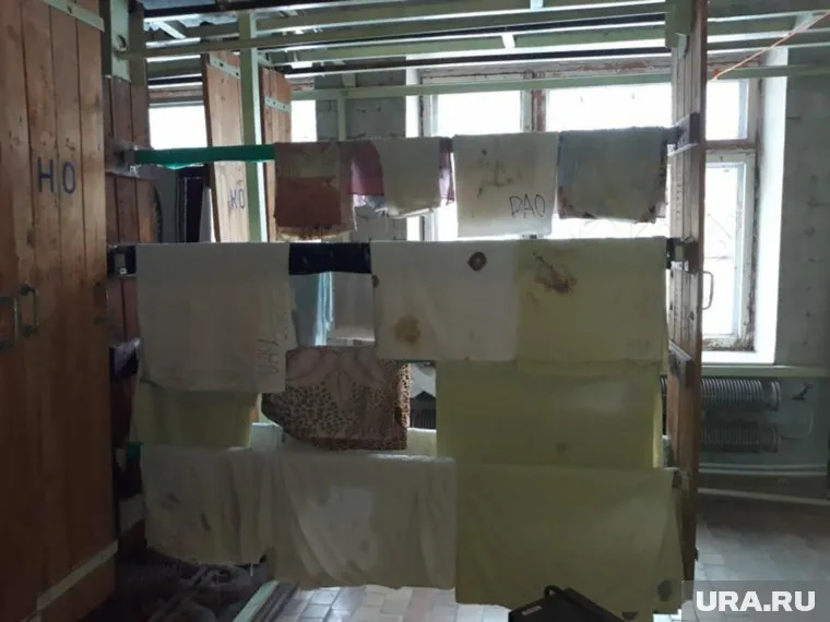 Эти простыни в прачечной ЦРБ, по словам участников профсоюза, принесли из морга