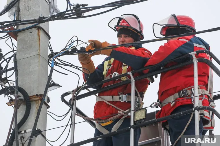Бригадам приходится работать в экстремальных условиях (архивное фото)