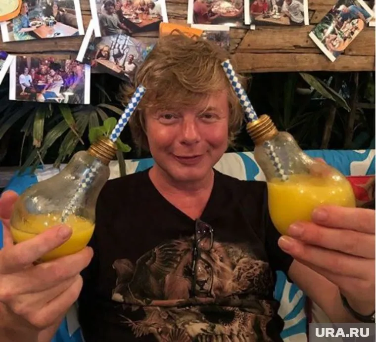 Певец попал в больницу с сильной болью в желудке и кашлем