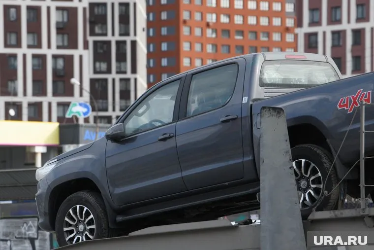В толпу врезался мужчина на черном внедорожнике (архивное фото)