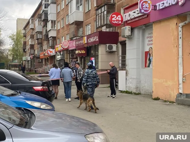 Сотрудники СК и МВД ведут расследование на месте происшествия