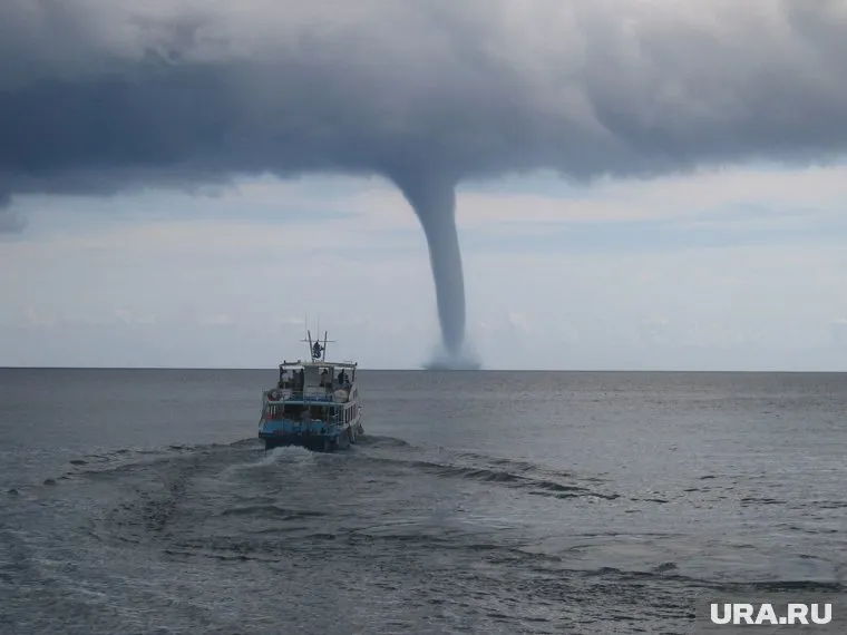 Очевидцы неотрывно следили за игрой стихии