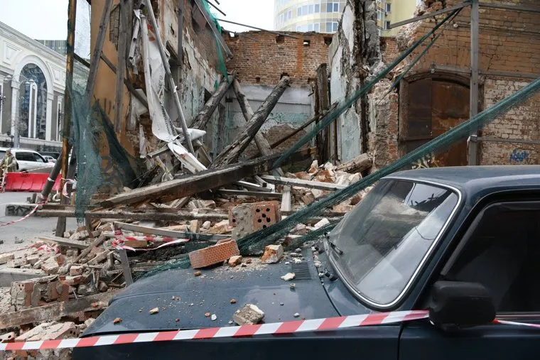 Последствия обрушения старого здания на Радищева. Екатеринбург 