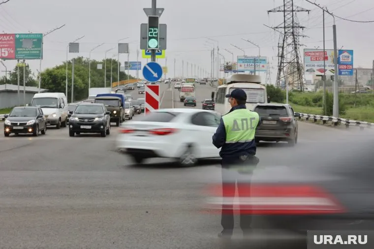 Часть горожан объезжают закрытый участок через мост, расположенный на ул. Бурова-Петрова