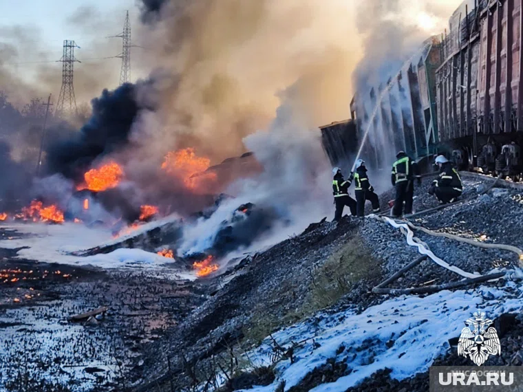 В результате ДТП загорелись 16 сошедших с рельс вагонов