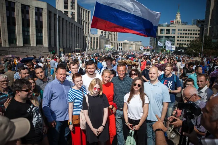 Митинг Либертарианской партии против пенсионной реформы. Москва, общее фото, навальный алексей, триколор, флаг россии, молодежь, российский флаг, навальная юлия