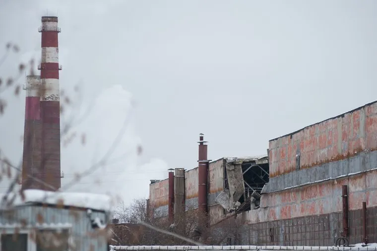 Обрушенная кровля в цехе № 42 на заводе имени Калинина. Екатеринбург, завод, зик, завод имени калинина, обрушенная кровля, цех№42