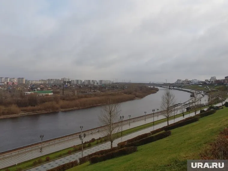 Земельный участок расположен прямо напротив набережной