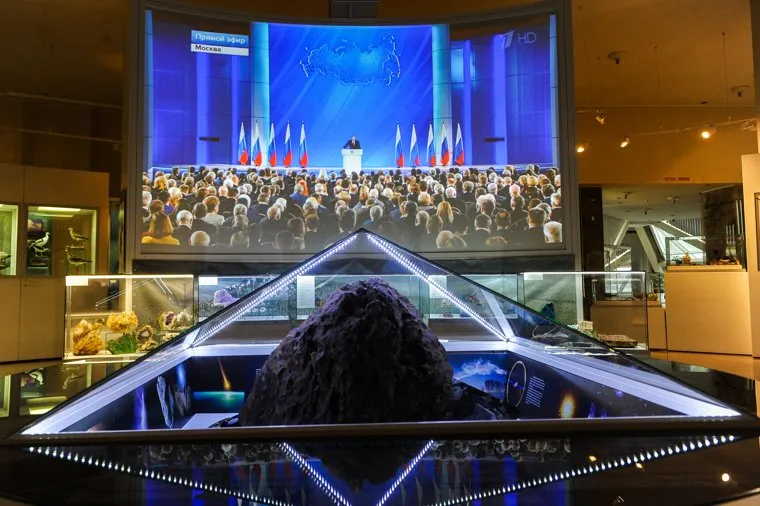 Челябинцы слушают послание Президента РФ федеральному собранию. Челябинск