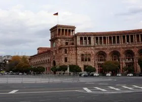 Оппозиция в Армении выдвинула архиепископа Галстаняна на пост премьера