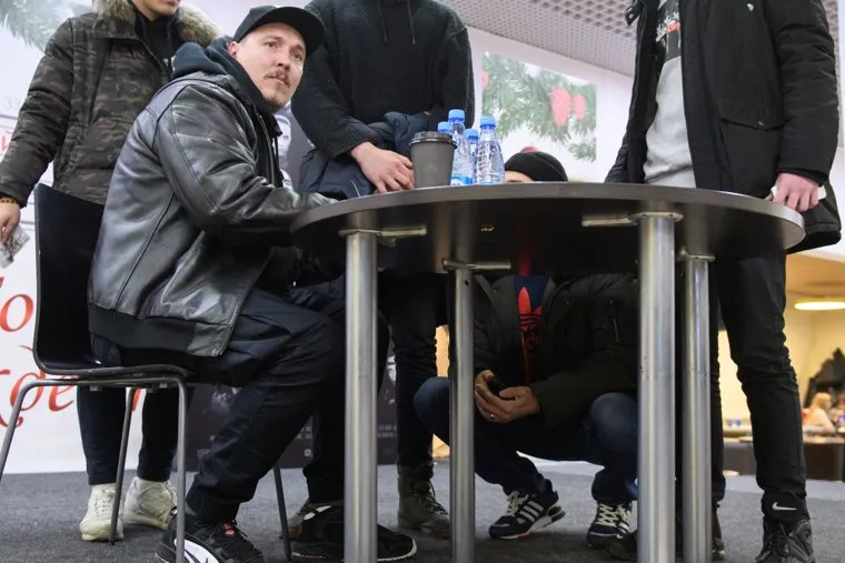 Автограф- и фотосессия Ромы Жигана перед презентацией фильма «BEEF: русский хип-хоп». Екатеринбург, жиган роман