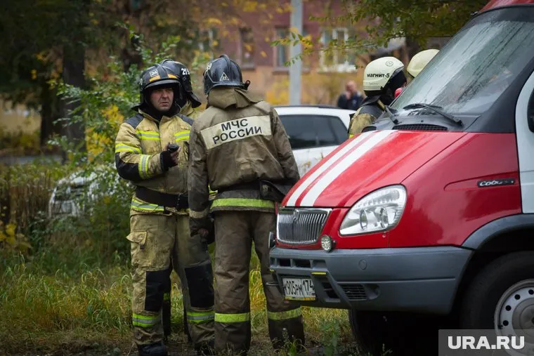 Ликвидацией пожара занимаются МЧС и военные