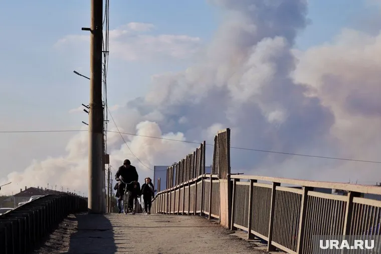 В Кургане пожарные ведут борьбу с огнем