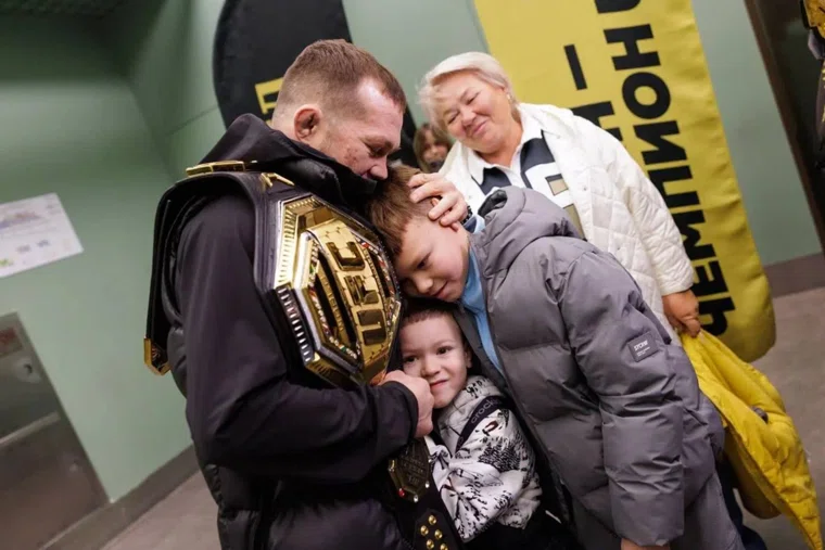 Петр Ян прилетел с поясом домой 