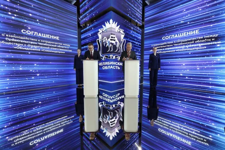 Алексей Текслер (слева) и Александр Берестов поставили подписи под соглашением