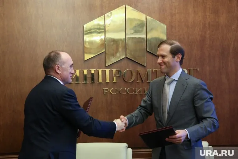 Российские промышленники просят Дениса Мантурова (справа) не ставить их в невыгодное положение ради проекта Бориса Дубровского