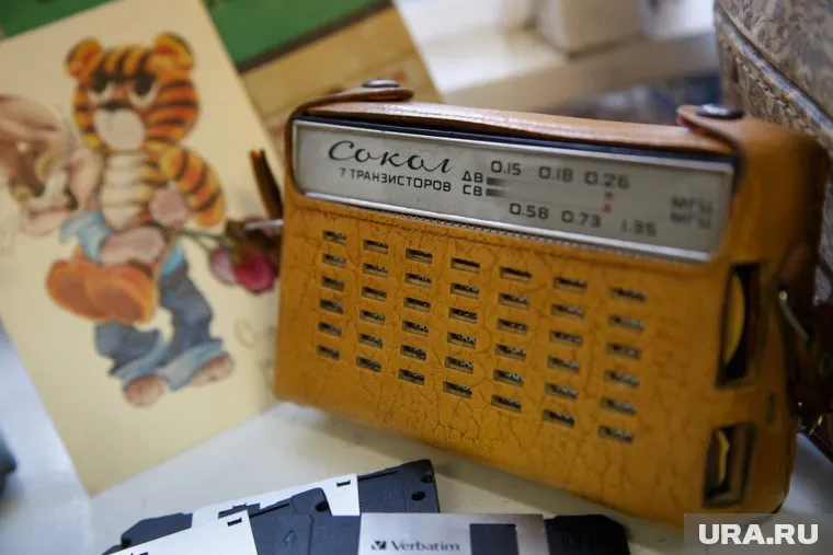 Во время фотосессии в музее можно брать любые предметы советского быта