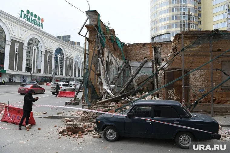 Кирпичи упали на тротуар, а также на автомобиль, который стоит рядом