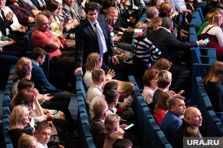 Когда Александр Высокинский подошел к своему креслу, оно оказалось занято