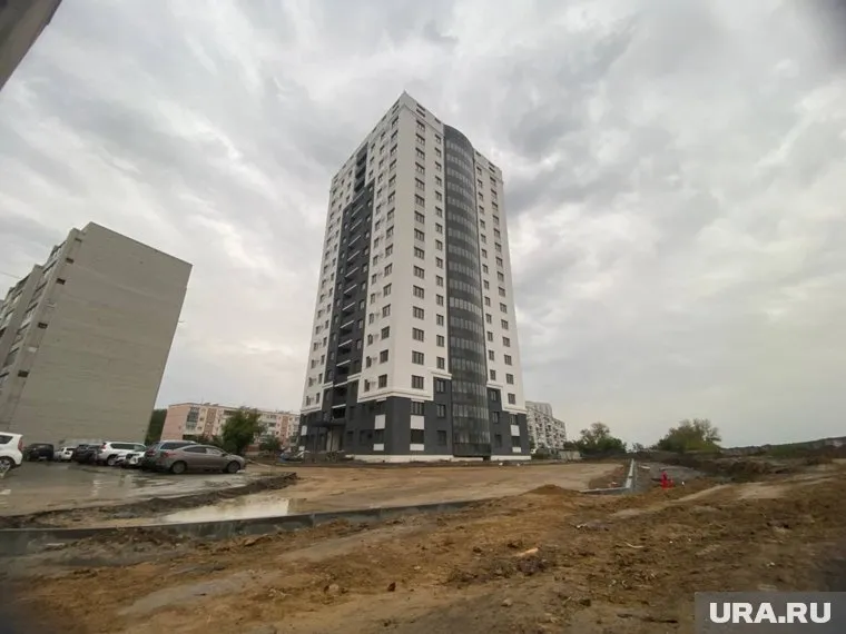 На стройке незаконной высотки в Кургане укладывают асфальт и бордюры