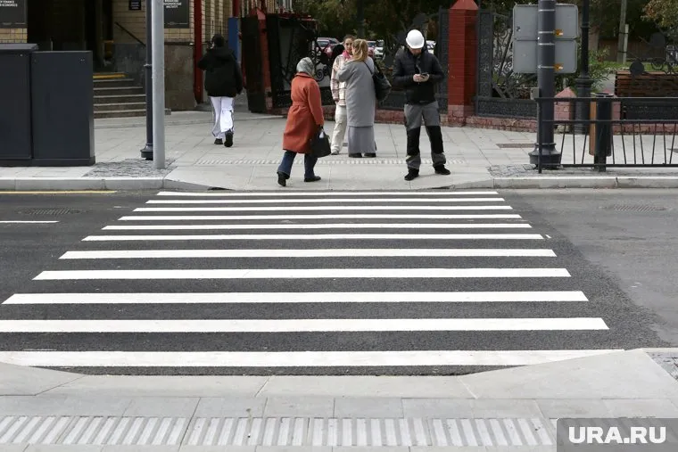 Водитель на авто сбил пешеходов на "зебре"