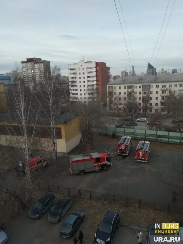 К школе съехались пожарные машины