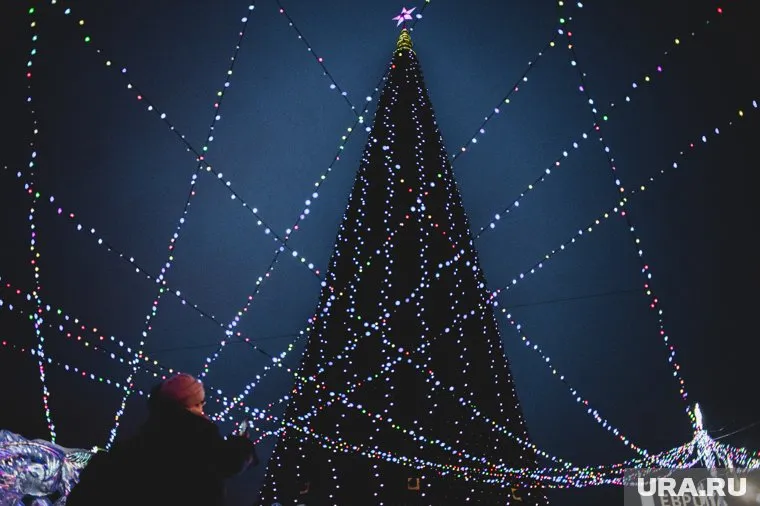В этом году на площади 1905 году в Екатеринбурге будет стоять новая искусственная ель
