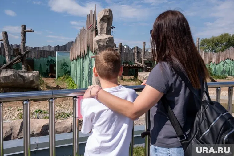 Юный пермяк и его мать впервые посетили новый зоопарк в Перми