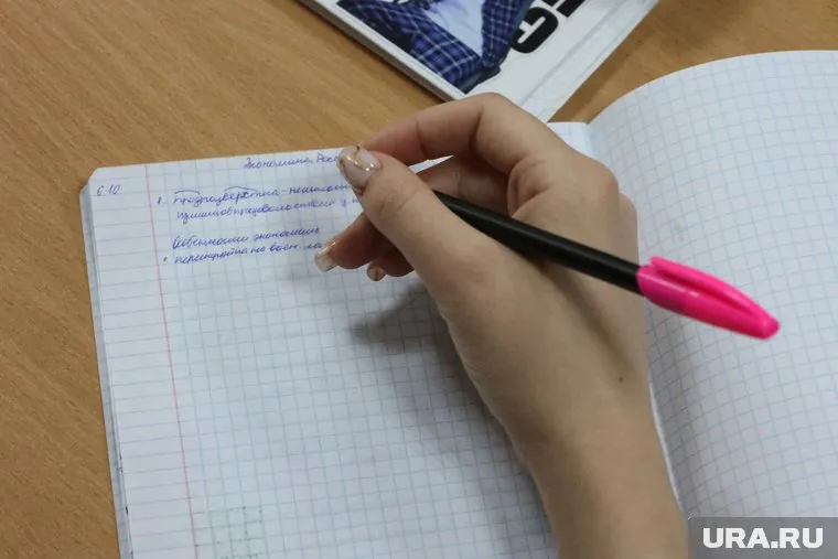 Учительница разрешает детям шутить на своих уроках