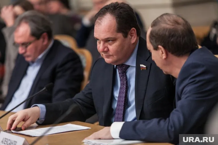  Ростислав Гольдштейн (по середине) занимал пост главы ЕАО с 2020 года