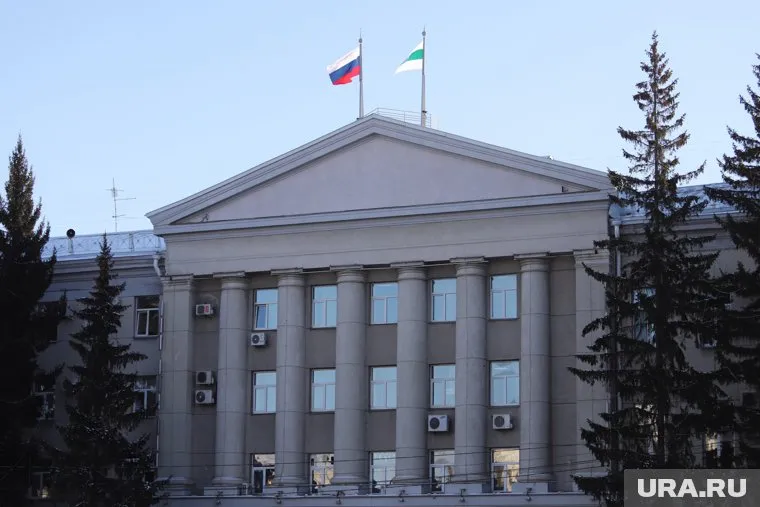 Участница пикета вышла к зданию областного правительства