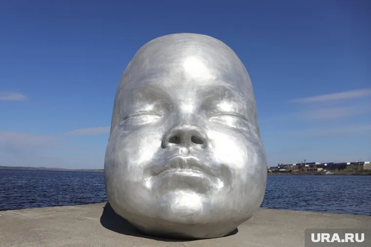 Глаза «Индустриального младенца» засветились красным светом