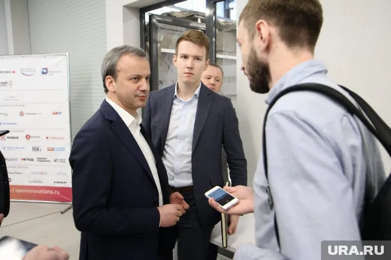 Дворкович заявил журналисту URA.RU, что не знал о дорогих поездках своей помощницы