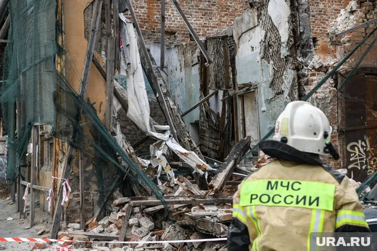 Шесть человек погибли при крушении самолета в Ейске, сообщают в МЧС РФ