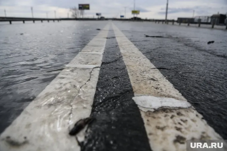 Скорость ухода воды с шоссе Тюнина в Кургане зависит от двух факторов