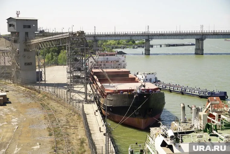 Через пролив Босфор прошло первой судно из украинского порта, сообщает NTV