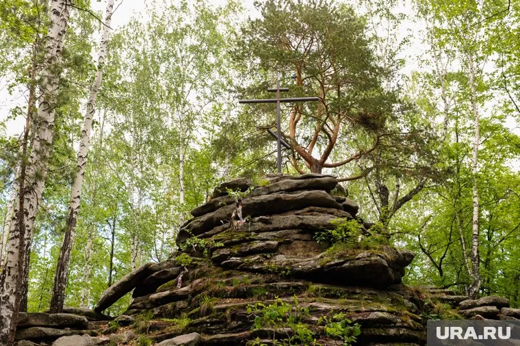 Старый поклонный крест из дерева убрали, потому что он треснул и накренился