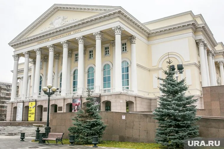 Сотрудники тюменского драмтеатра уверены, что их директора Осинцева уволили незаконно